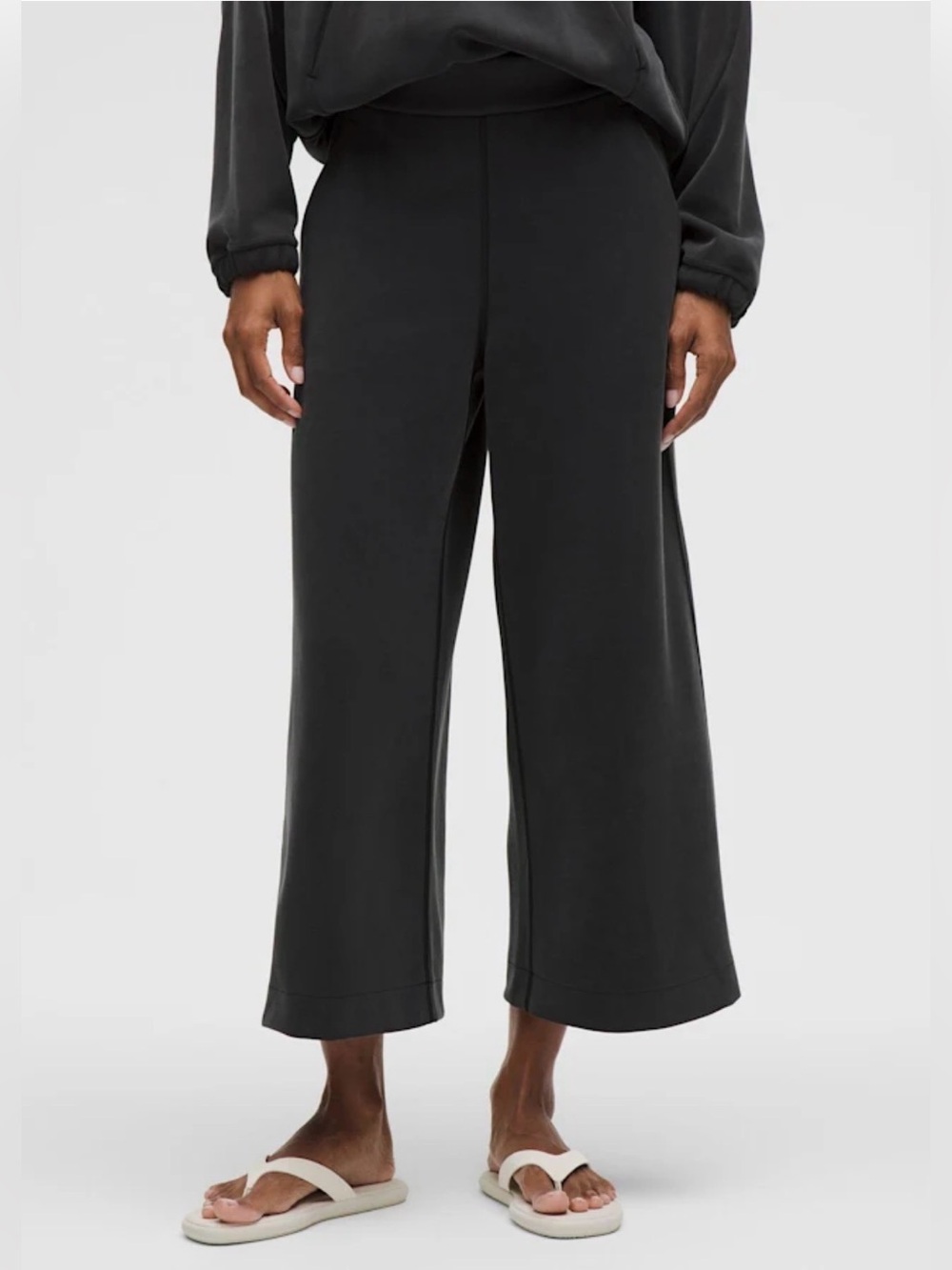 Lululemon women Softstreme High-Rise Wide-Leg
Cropped Pant in black